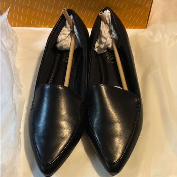 Sleek Black Leather Flats for Business - Picture 2 of 7